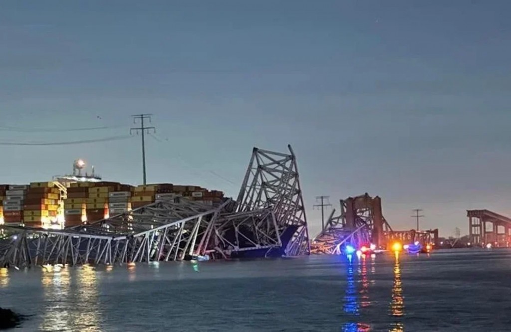Impactante: colapsó un puente en EEUU y decenas de vehículos cayeron al agua