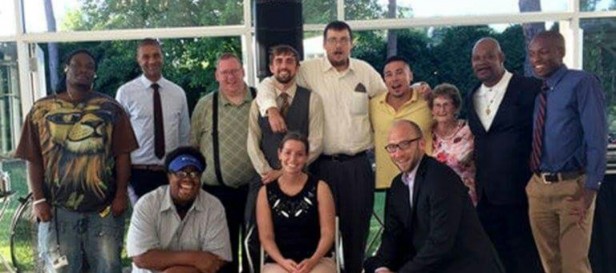 Una mujer canceló su boda e hizo la fiesta para personas sin hogar