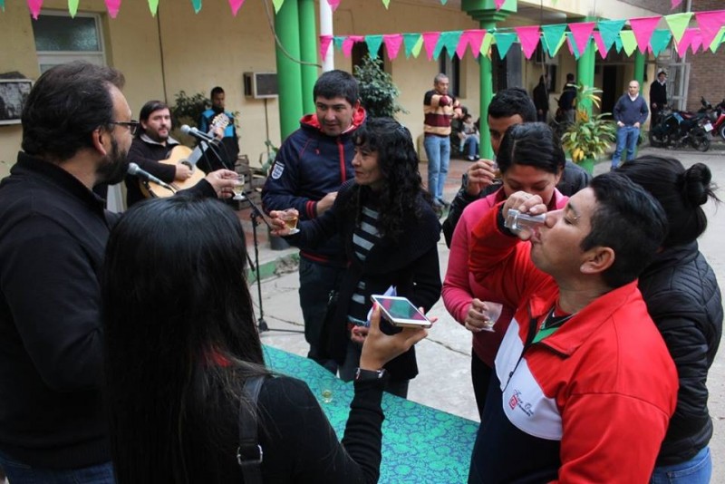 El municipio ofreció el tradicional convite de caña con ruda con la música de “Huellas Argentinas”