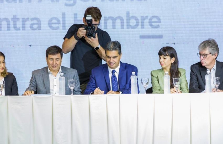 Jorge Capitanich firmó con Daniel Arroyo el convenio para la implementación de la Tarjeta Alimentaria en la Provincia