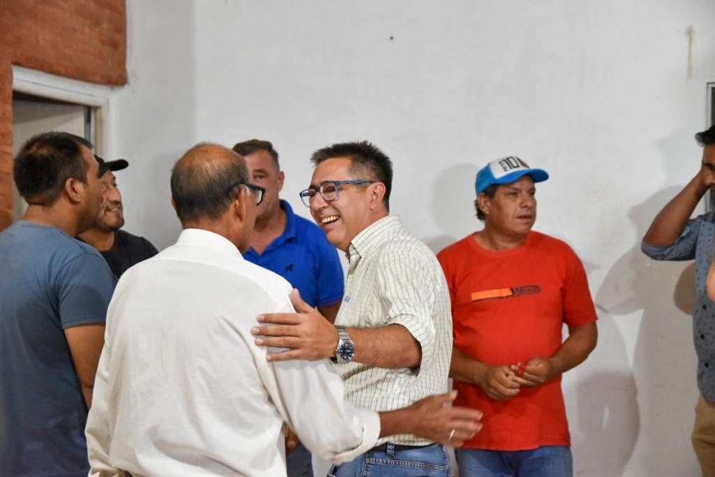 Gustavo con vecinos y vecinas de Miraflores aseguró: “Queremos lograr que la gente en los pueblos se junte, sin importar su pertenencia política”