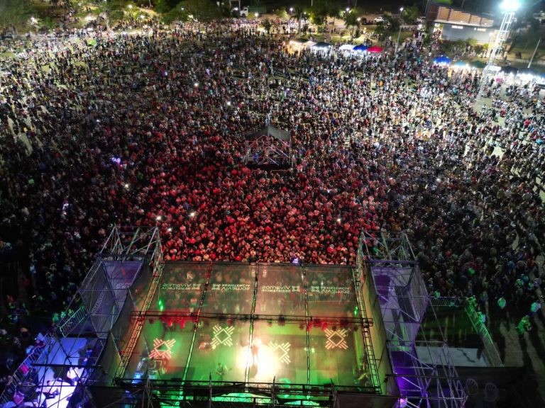 Modo Verano en Resistencia: miles de personas disfrutaron del show de Los Pericos en el Parque de la Democracia
