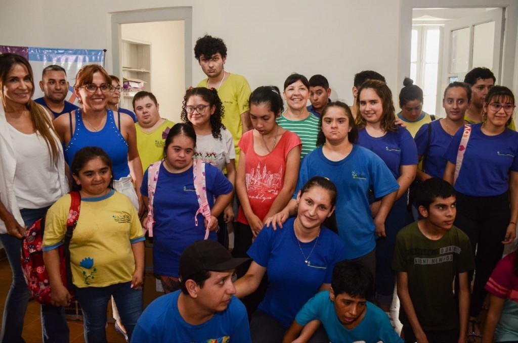Charata: la fundación Muchas donó un acondicionador de aire al centro terapéutico La Rosa Azul  