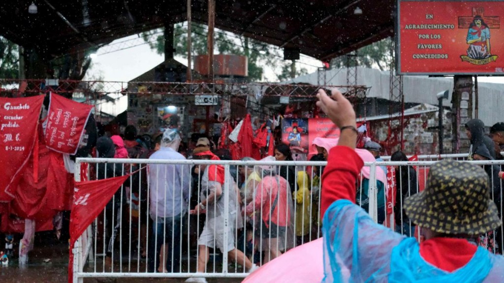 Bajo un diluvio, 350.000 pasaron por el santuario del Gauchito Gil en Mercedes