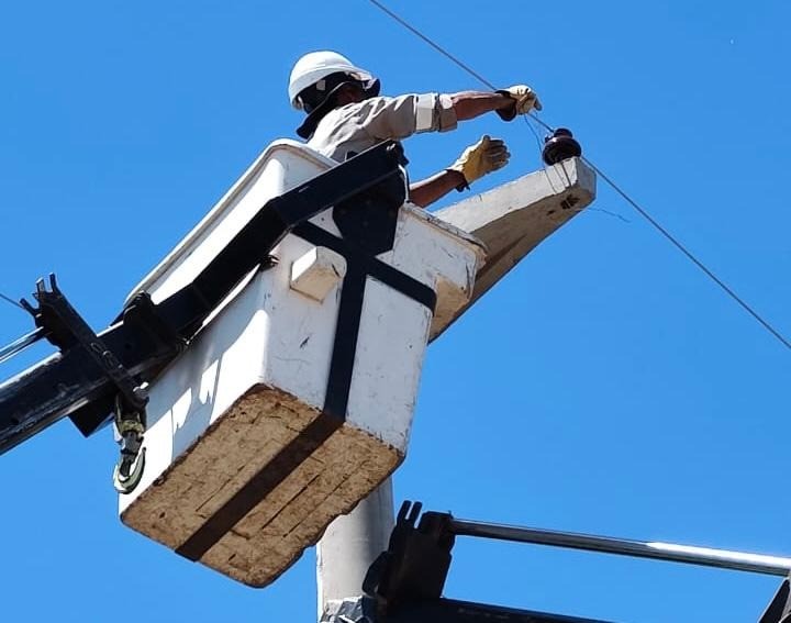 Colonia Elisa: Secheep realiza trabajos para mejorar el suministro eléctrico en la zona rural