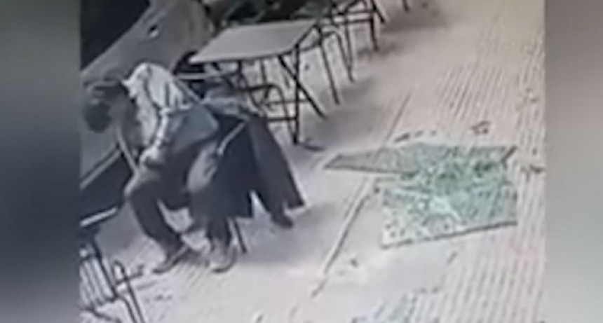 Brutal accidente en Belgrano: tomaba una gaseosa en una cafetería y le cayó una placa de vidrio en la cabeza