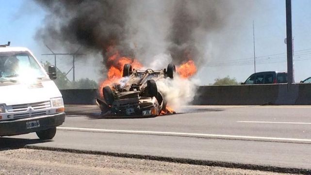 Auto volcó en la autopista y se convirtió en una bola de fuego