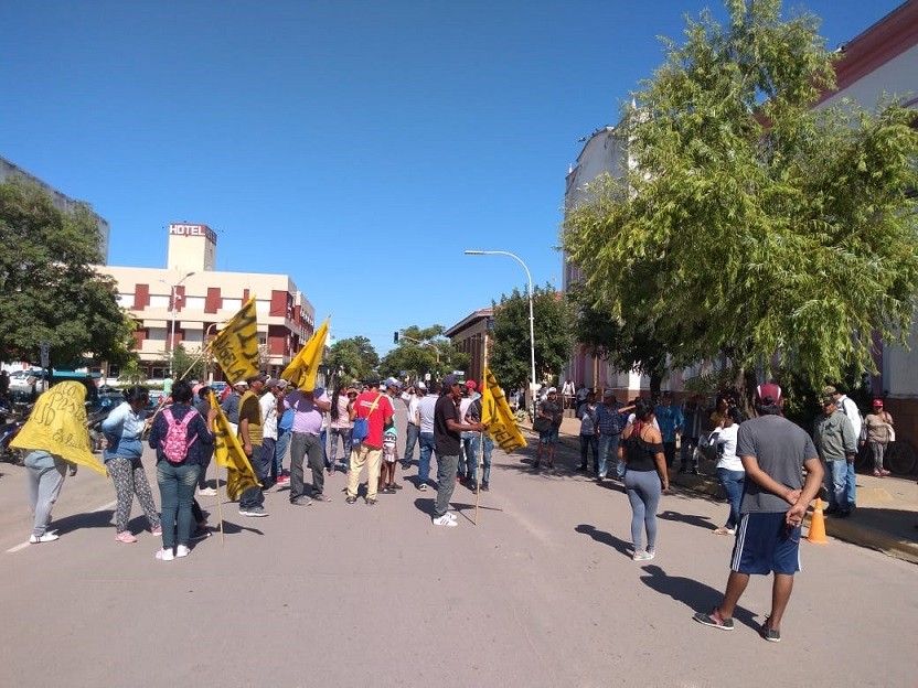 El Movimiento Independiente Juventud y Dignidad se manifestó frente a la Municipalidad de Villa Ángela