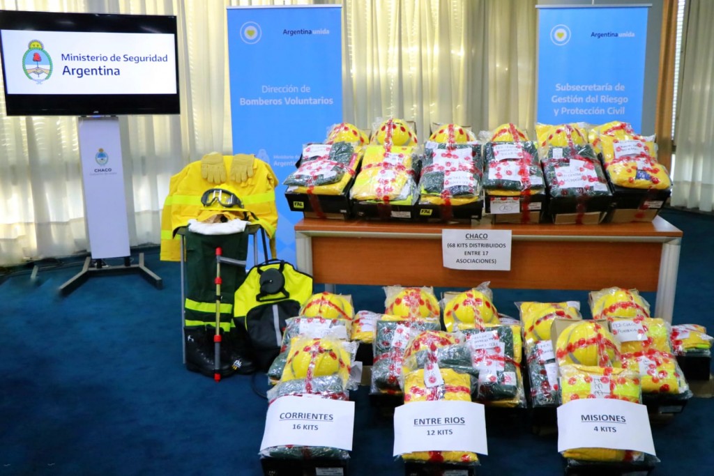 Lucha contra el fuego: el gobierno entregó equipamientos a bomberos voluntarios de la provincia