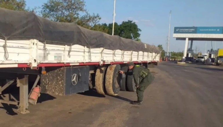 Secuestran 30 neumáticos escondidos en dos camiones en el puente Chaco-Corrientes