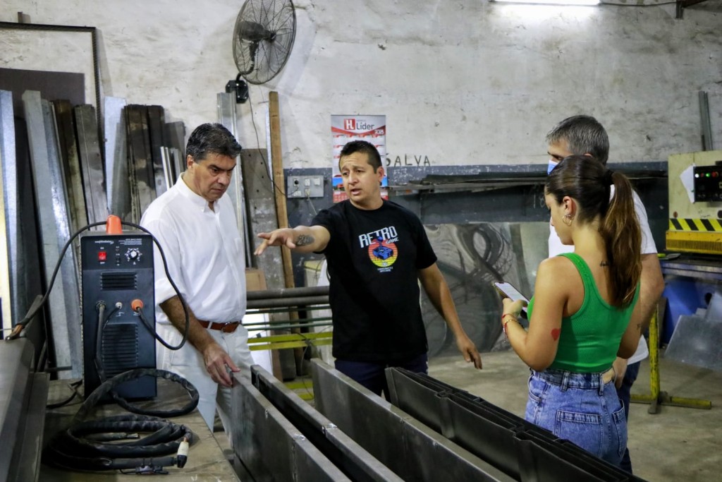 Capitanich visitó metalúrgica en Resistencia y anunció apoyo estatal para su ampliación y generación de empleo