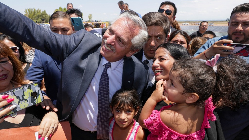  El Presidente visita una colonia de niños con discapacidad y recibe al canciller griego 