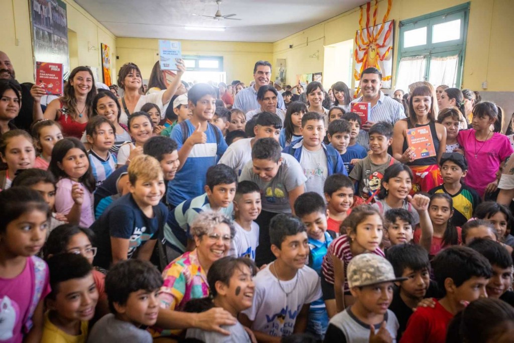 Capitanich entregó materiales educativos a escuelas de Charata y Pinedo