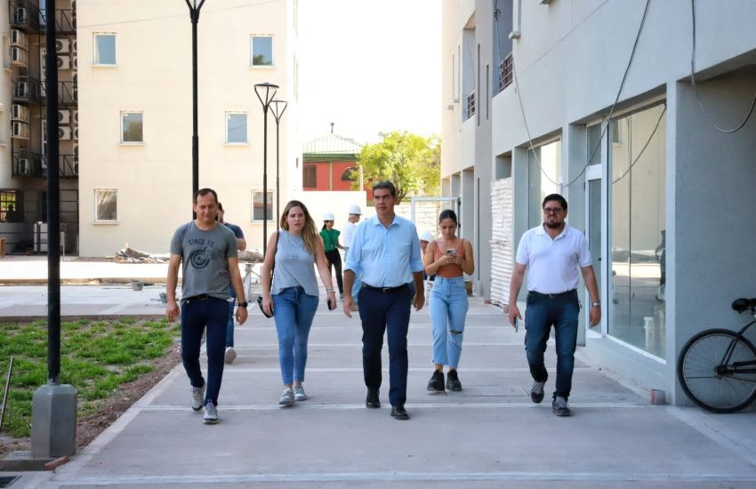Desarrollo urbanístico y vivienda digna: en Sáenz Peña, Capitanich constató la etapa final de los departamentos Procrear
