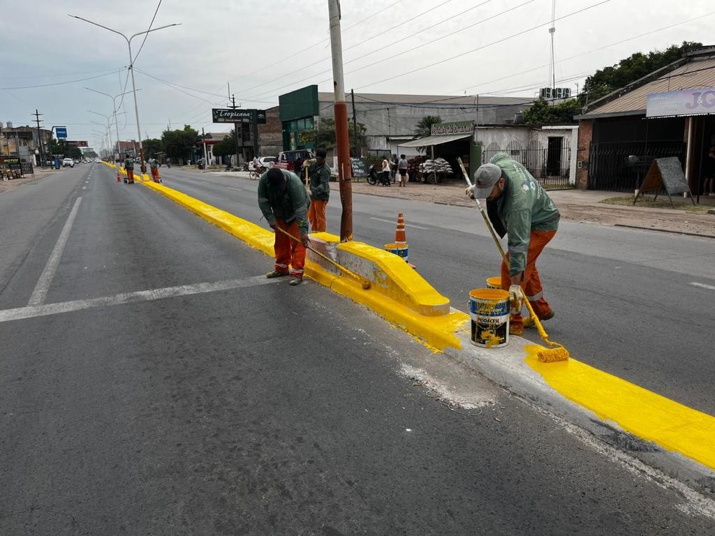 Resistencia avanza en los trabajos de pintura y señalización en avenidas y parterres