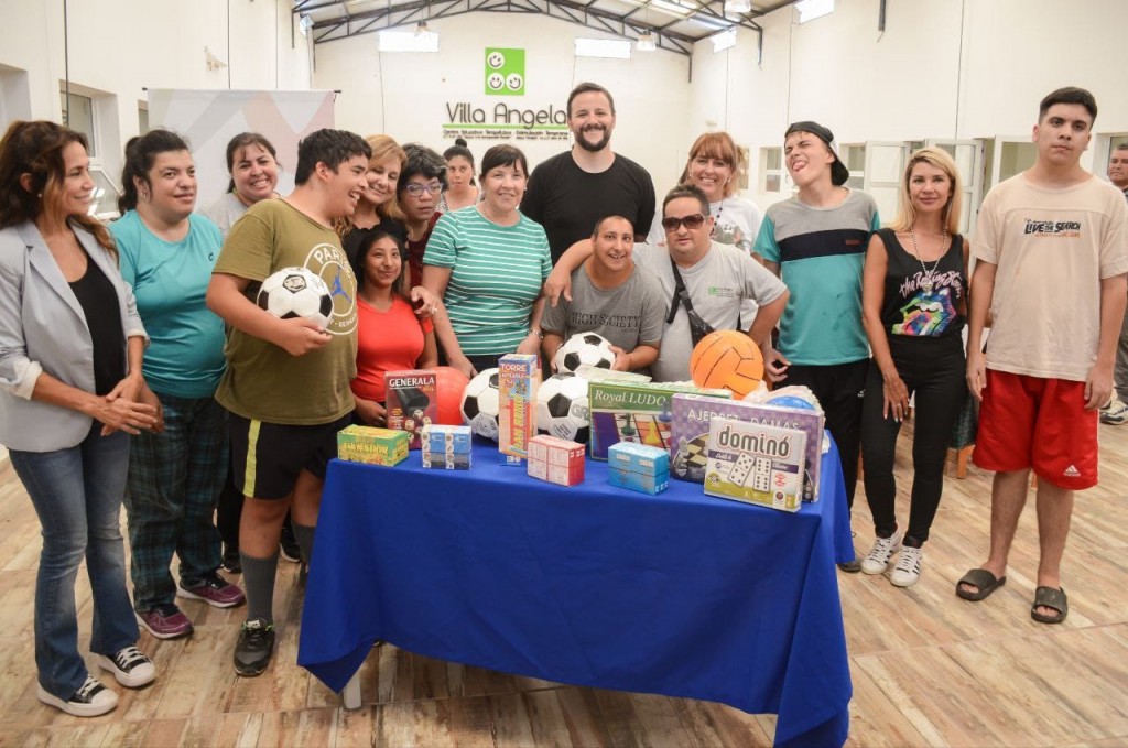 Muchas entregó donaciones al Centro Terapéutico Villa Ángela 