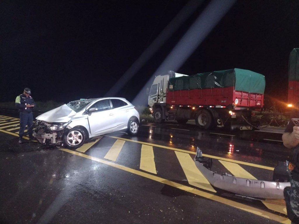Una mujer quedó atrapada, tras chocar contra un camión