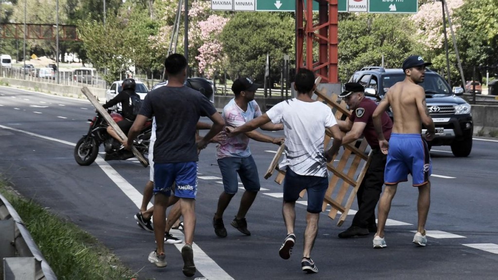 Buenos Aires: Vecinos que reclamaban por cortes de energía fueron desalojados por la policía porteña