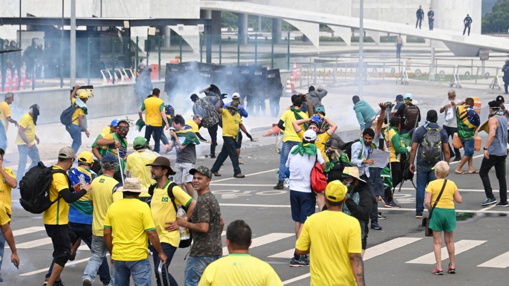 La Policía de Brasil realizó allanamientos y Bolsonaro dice ser víctima de una persecución