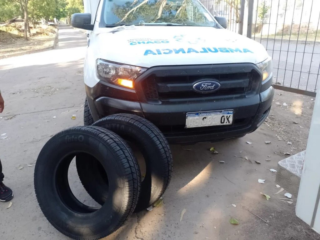 Inversión en cubiertas y baterías para recuperar 15 ambulancias de la red de Salud provincial