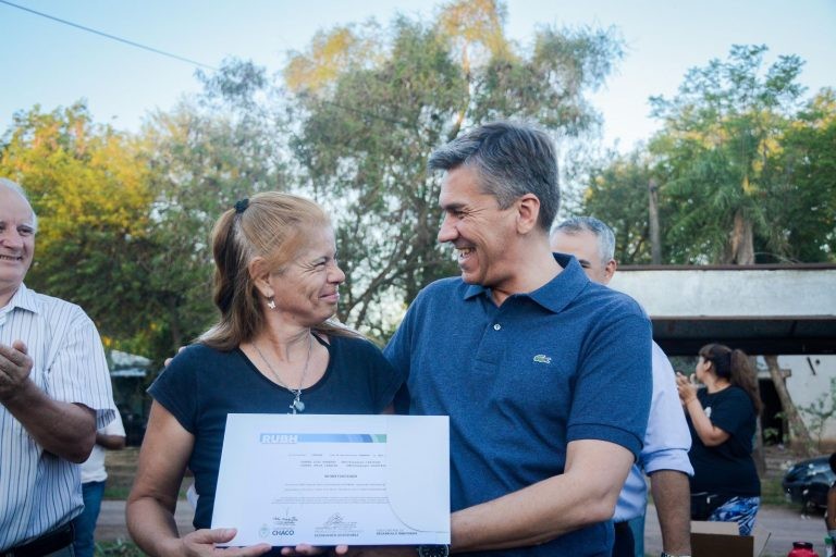 El gobernador Leandro Zdero entregó 28 certificados RUBH a familias de Fontana