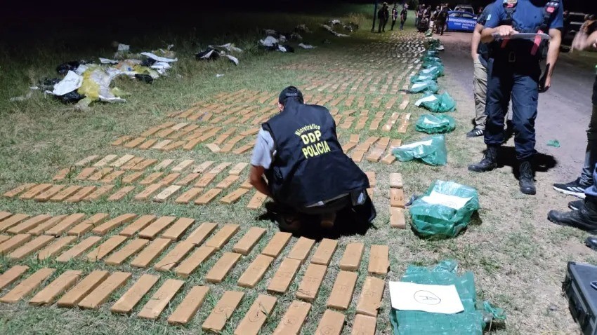 Mega persecución en Makallé: un narco huyó al monte y abandonó 700 kilos de marihuana