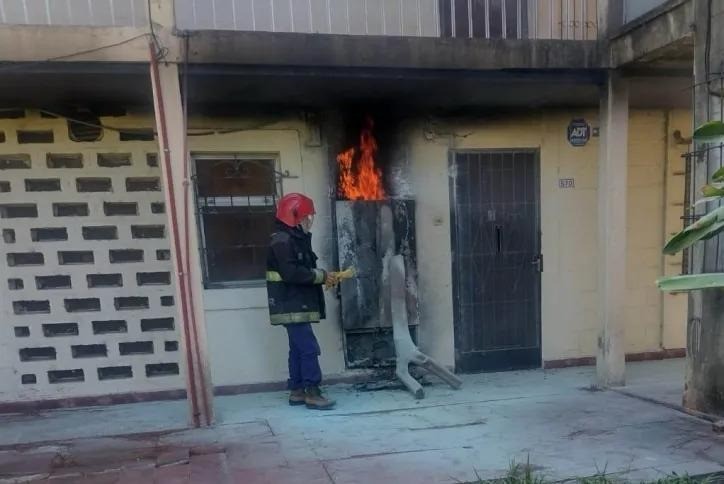 B° San Cayetano: dos incendios por conexiones clandestinas