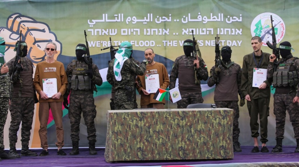  Tras la presión de Israel, Hamas dio marcha atrás con sus amenazas y confirmó que liberará a tres rehenes