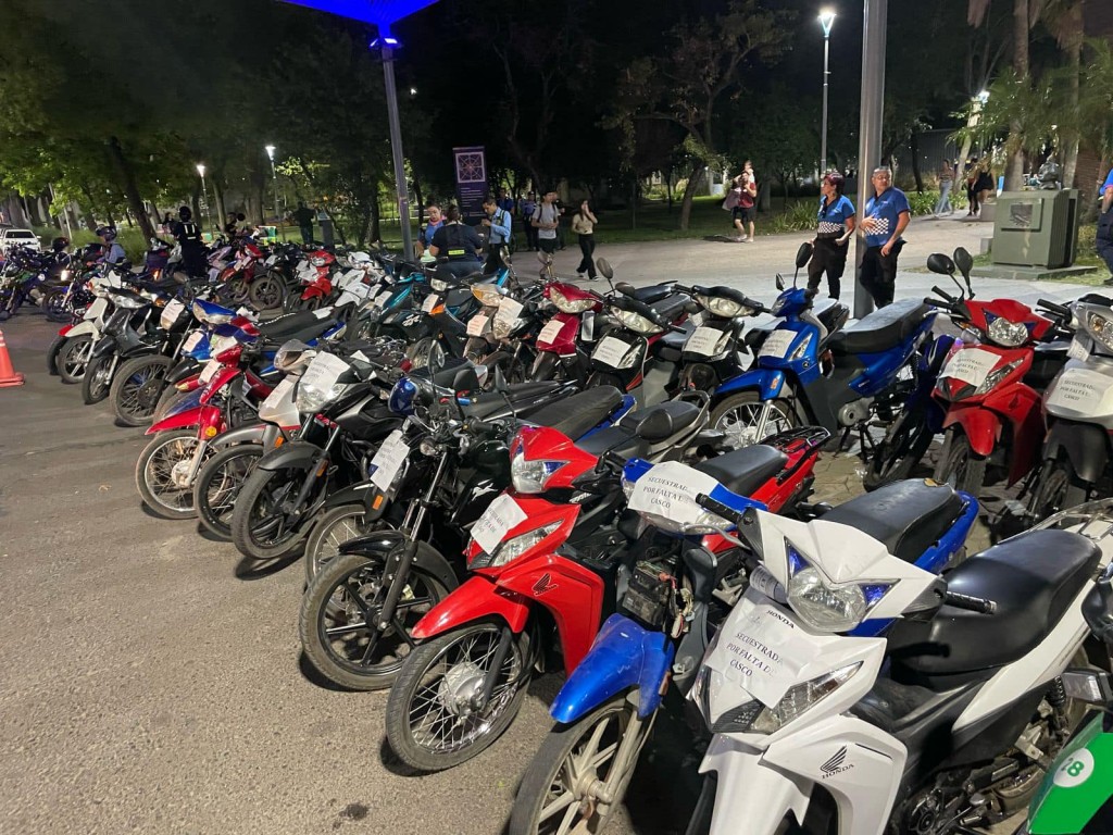 En apenas una hora, secuestraron 100 motos por falta de casco en el centro Resistencia