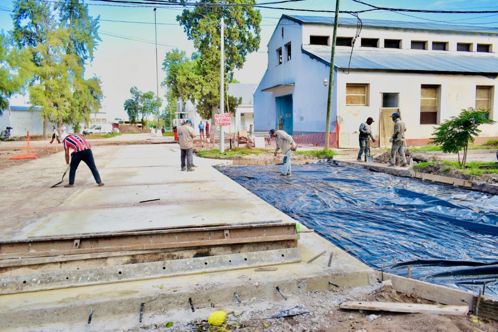 Gral. San Martín: el gobernador Zdero supervisó el avance de las obras del hospital “Félix A. Pértile” y entregó una ambulancia