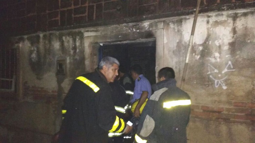 AGENTE DE CAMINERA SALVA A UN HOMBRE DE MORIR EN UN INCENDIO