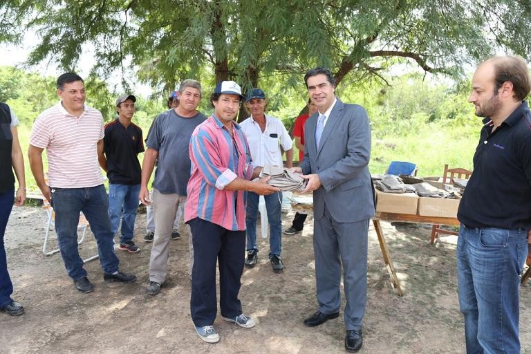 El intendente entregó herramientas y ropa de trabajo a productores ladrilleros