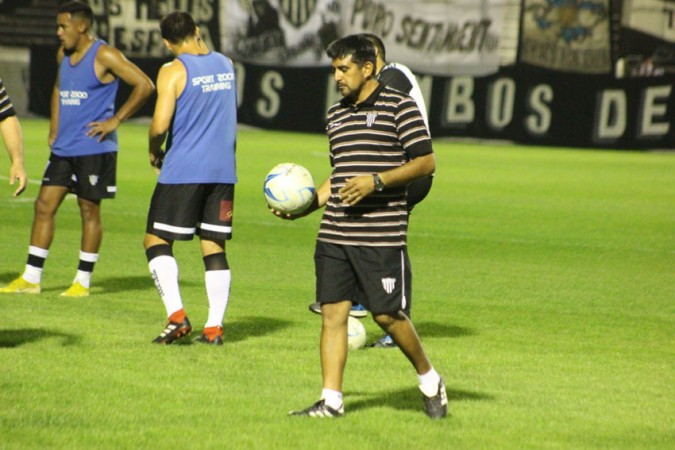 Norberto Acosta dejó de ser el entrenador del primer equipo de Chaco For Ever