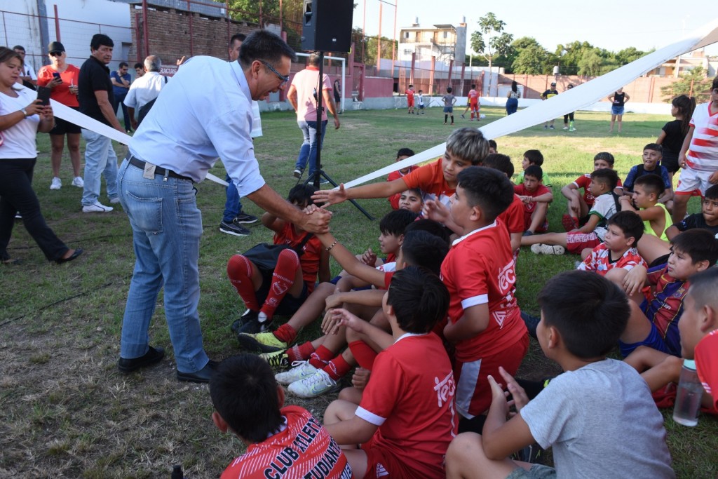 En Villa Prosperidad, Gustavo entregó 320 prendas deportivas para los niños y niñas del Club Estudiantes