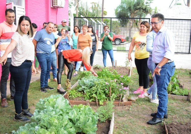 Eco Huerta 2040: en el barrio La Liguria, Gustavo Martínez entregó herramientas para reforzar cuidado de huertas en centros comunitarios