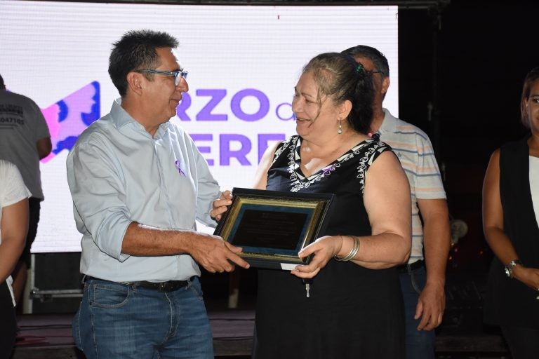 En Villa El Dorado, Gustavo Martínez entregó reconocimientos a mujeres por su tarea comunitaria: “Las historias de vida de estas mujeres son una enseñanza”, afirmó