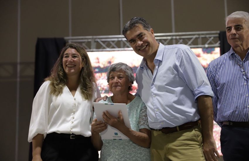 Acceso a derechos: Capitanich entregó 400 títulos de propiedad urbana para familias deVResistencia y Fontana