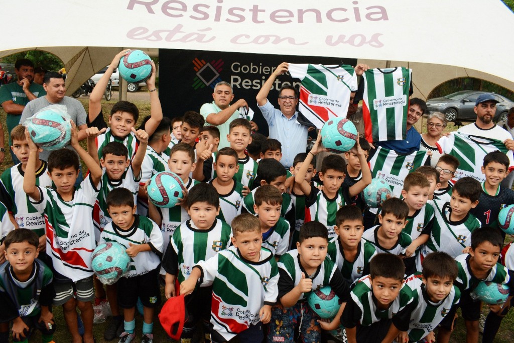 Gustavo entregó de 480 kits deportivos al fútbol Club Barberán y destacó “su gran tarea social, educativa y deportiva”