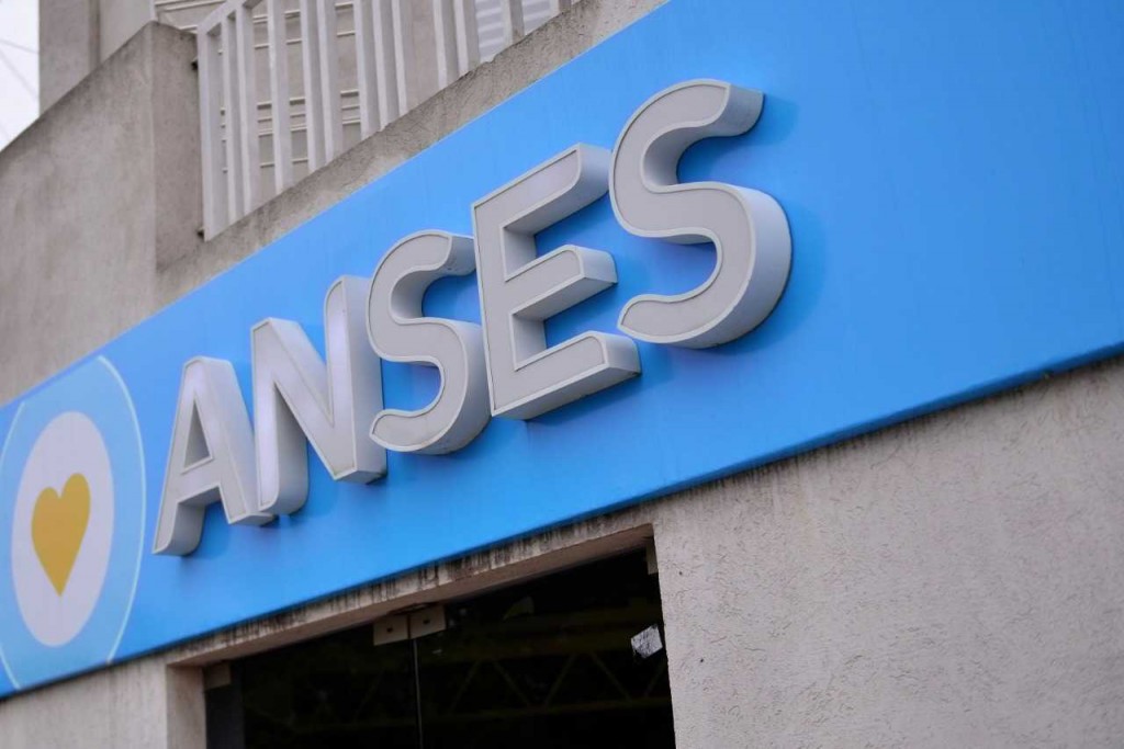 Este lunes pagan jubilaciones hasta $73.665 a titulares con DNI finalizado en 8 y el bono extra de $15.000