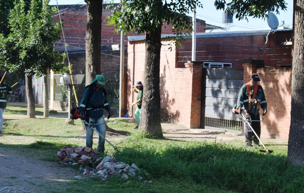 Resistencia avanza con operativos de saneamiento integral en las calles de Villa Luzuriaga, desde avenida Castelli hasta avenida Edison