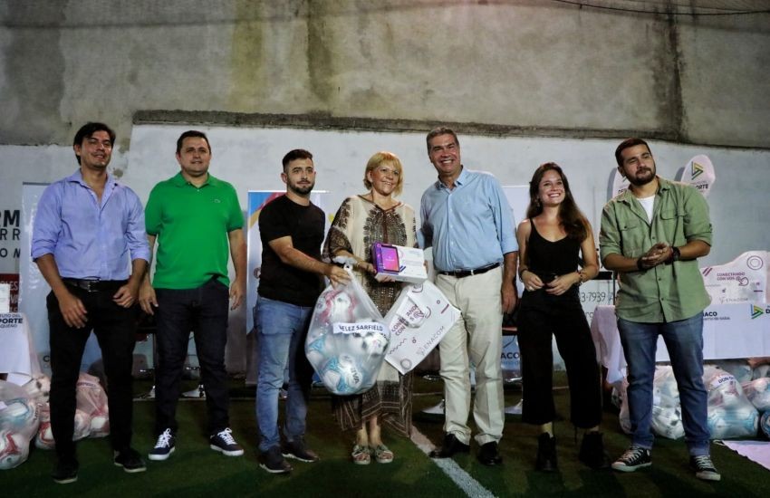 Capitanich entregó equipamiento deportivo y tecnológico para los 58 clubes que integran la Liga Chaqueña de Fútbol