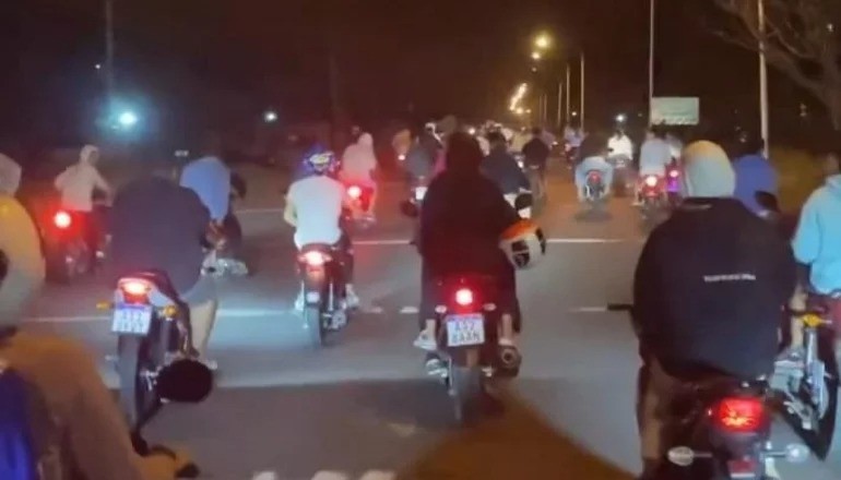 Corrientes: Un nuevo grupo de motociclistas recorre la Capital entre persecuciones de la Policía