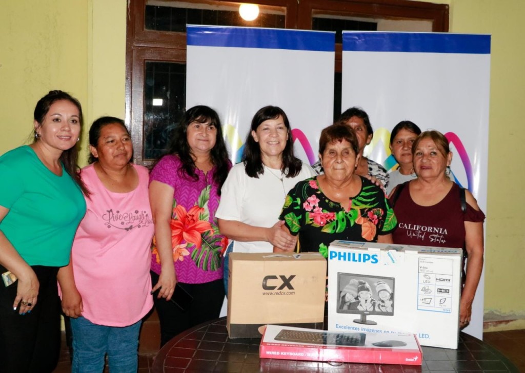 Tres Isletas: Muchas donó computadora al centro de jubilados y pensionados Maipú 