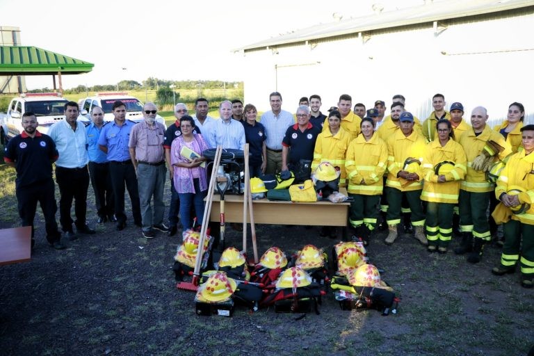 Capitanich presentó la brigada de Bomberos Voluntarios que se abocará a combatir incendios forestales en la provincia