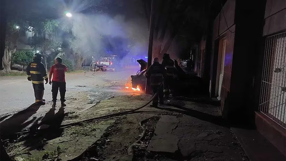 El terror sicario no para en Rosario: tras el ataque al colectivero, incendiaron un taxi y balearon una comisaría