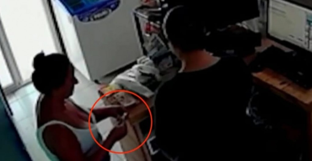 Video: se ofreció a leerle las manos a una empleada de un comercio en Chaco y se robó más de $400 mil 