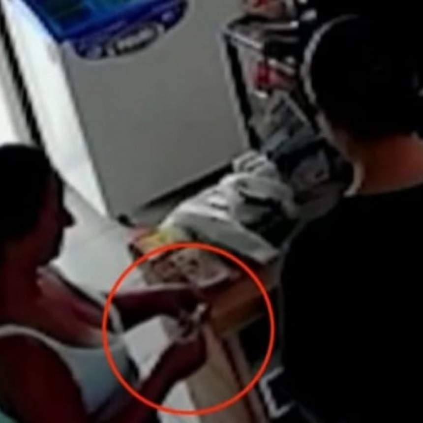 Video: se ofreció a leerle las manos a una empleada de un comercio en Chaco y se robó más de $400 mil 