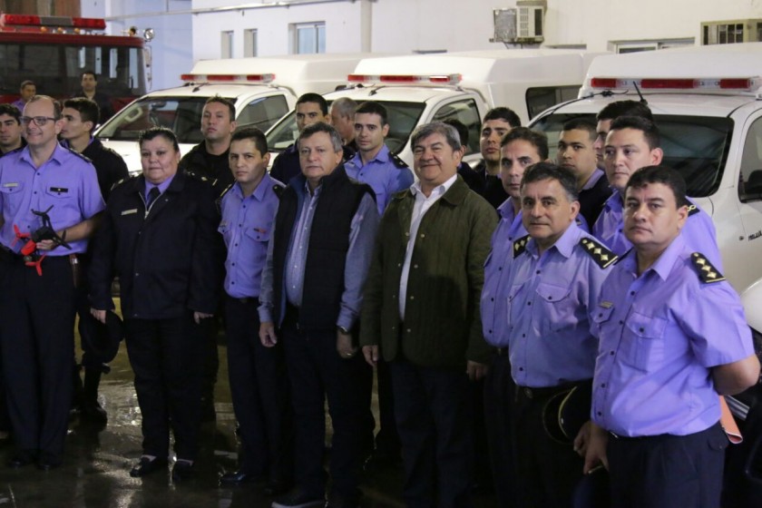 PEPPO ENTREGÓ SEIS CAMIONETAS TANATOLÓGICAS PARA LA DIVISIÓN BOMBEROS E INAUGURÓ CURSO SOBRE INCENDIOS ESTRUCTURALES  