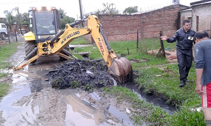 El municipio realiza operativos de limpieza y desobstrucción de desagües y además asistió a familias  
