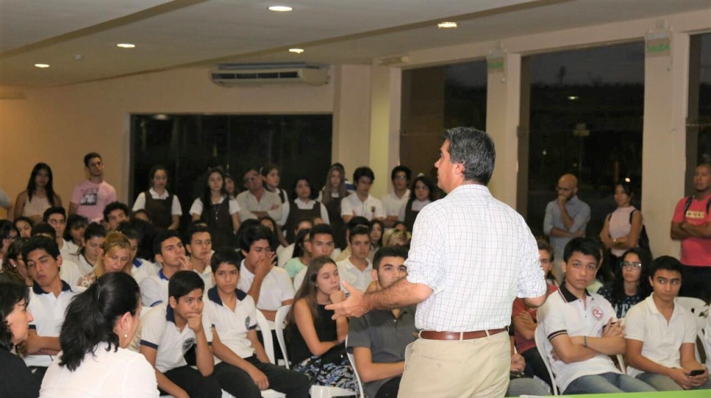 Junto a estudiantes del secundario, Capitanich coordinó la constitución del Concejo Deliberante de la Juventud